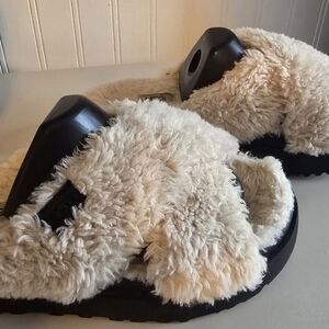 UGG Fuzz Sugar Cross Slide - Size 7